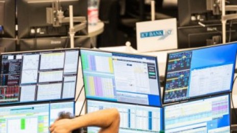 Рекордният спад в активността при услугите оцвети европейските индекси в червено