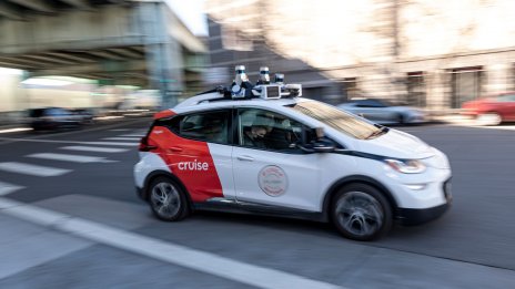 Cruise ще възобнови частично своите услуги с роботаксита 