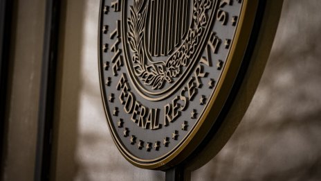 Фед вижда рискове за икономиката и няма да бърза с решения за лихвата през 2025 г.