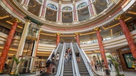 Британските продажби на дребно продължават да се възстановяват през август