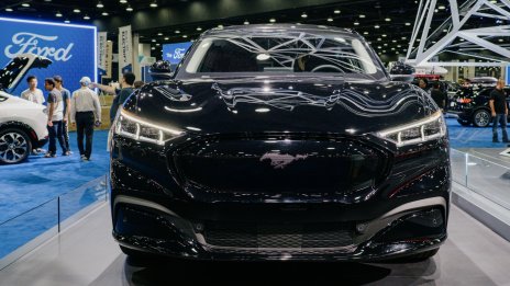 Ford понижава цените на версиите на своя електрически SUV Mustang Mach-E