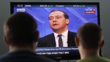 Медведев: Да не се паникьосваме заради срива на рублата