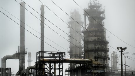 Цената на петрола започва седмицата с леки понижения*