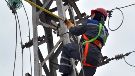 Фирми в Западна България крадат ток, за да копаят криптовалута