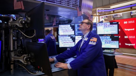 Wall Street изтрива част от загубите с подкрепата на спада в цената на петрола*