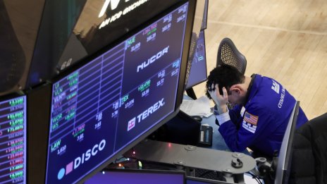 Акциите на Goldman Sachs повлякоха надолу Dow Jones в началото на търговията&nbsp;в САЩ*