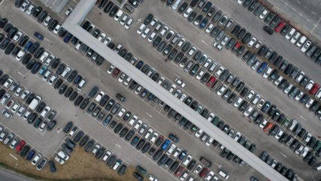 Продажбите на нови автомобили във Великобритания спаднаха с 21% през май