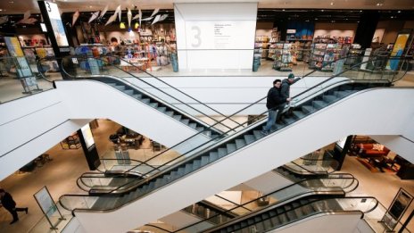 Продажбите на дребно във Великобритания отчетоха изненадващ ръст