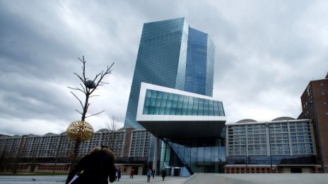 Силното евро и студеното време отново забавят растежа на еврозоната