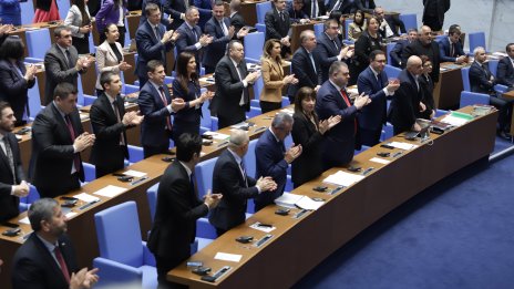 Промените в Конституцията бяха окончателно приети с аплодисменти