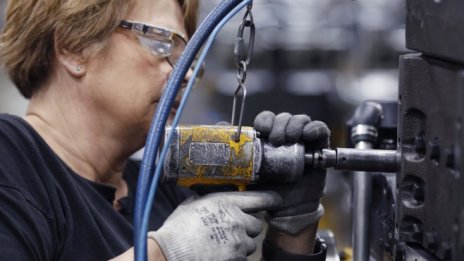 Британските фабрични поръчки се понижават с по-бързи темпове през ноември