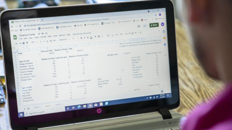Кой е по-добър – финансовите анализатори или изкуственият интелект?