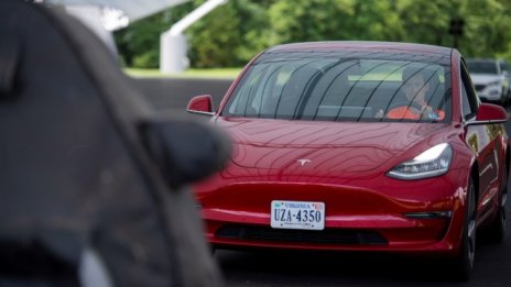 Доставките на Tesla разочароваха и потопиха цената на акциите ѝ