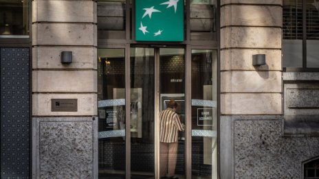 Печалбата на BNP Paribas се свива, но все пак отговори на очакванията