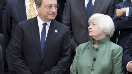 Как с плахите си действия ЕЦБ направи услуга на Фед