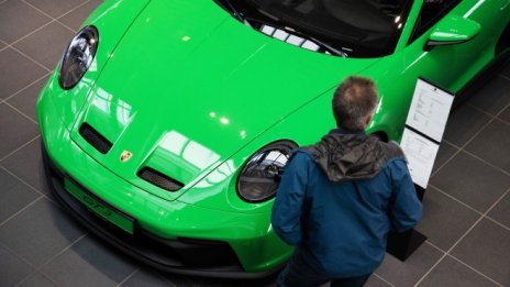 Covid и дефицитът на части свиват доставките на Porsche през първото тримесечие