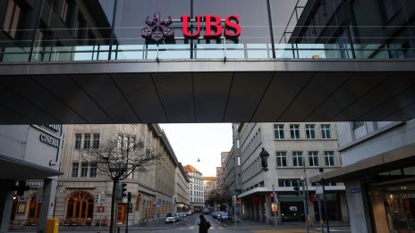 Печалбата на UBS за тримесечието се стопи наполовина заради ръст на провизиите