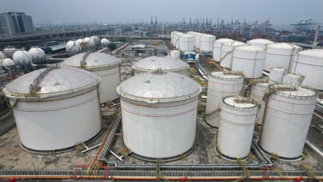 Петролът поевтинява на фона на опасенията за търсенето в Китай*