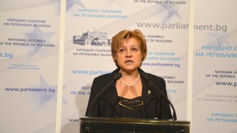 Менда Стоянова: Предложението за 300 лв. минимална пенсия променя целия модел