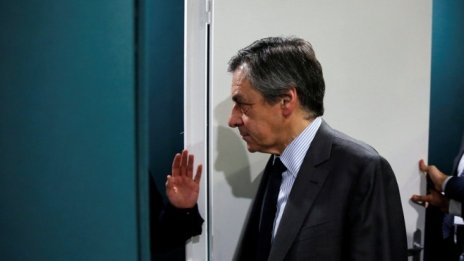 Франсоа Фийон в битка да запази позициите си