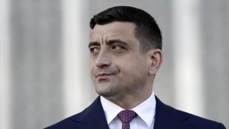 Крайнодесният Джордже Симион води в първия тур на президентските избори в Румъния*