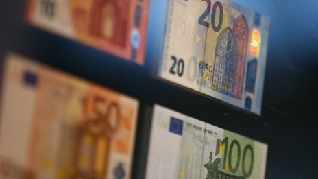 Еврото поевтиня спрямо долара с 2,5% за една седмица