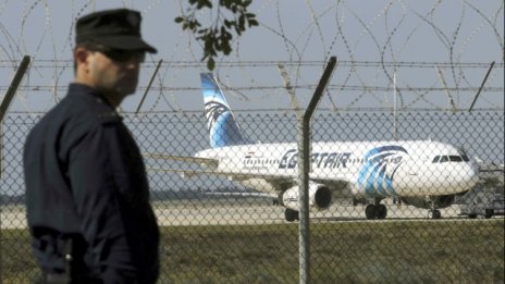 Отвлечен самолет на EgyptAir е кацнал в Кипър*