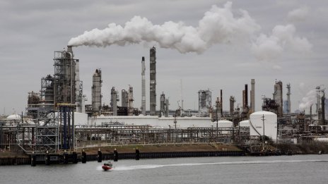 Недостигът на тежък петрол по света повишава разходите на по-широката индустрия