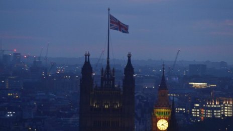 Търговският спор и Brexit тежат на британската индустрия