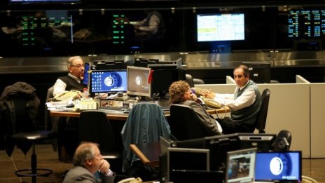 Аржентинската борса отчете ръст от близо 5% след въвеждането на валутния контрол