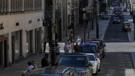 Празните търговски улици на Острова търсят оцеляване отвъд магазините