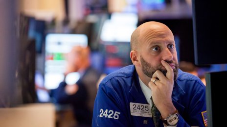 Tesla и Apple поведоха спадовете на Wall Street след нови големи разпродажби