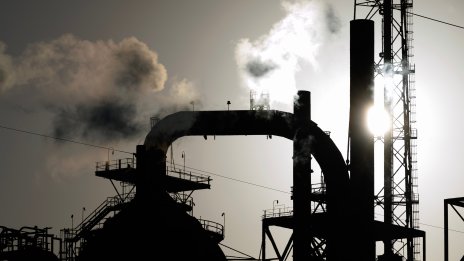 Петролът поевтинява, след като Иран и Оман постигнаха споразумение за Ормузкия проток*