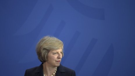 Тереза Мей поиска да се преразгледа практиката за наемане на работници