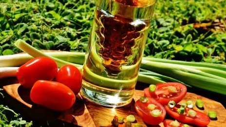 Агенцията по храните спря от продажба над 8 хил. бутилки фалшив оцет