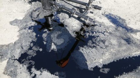 Цената на петрола докосва 15-месечен връх 