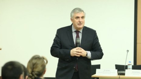 Ивайло Калфин: Няма как кризата сама да отмине