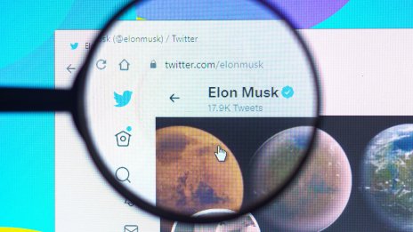 Илон Мъск придоби Twitter