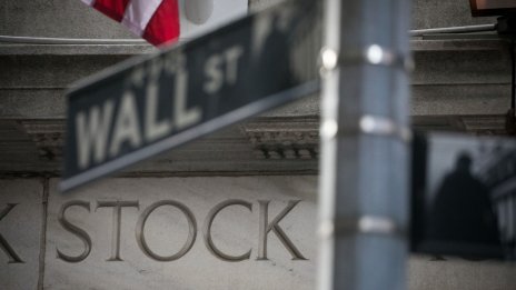 Търговците изтеглиха част от печалбите си, натрупани на Wall Street през седмицата