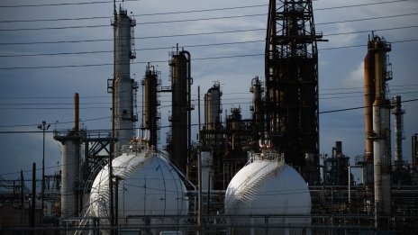 Твърдата реторика на Тръмп към Русия тласка цените на петрола надолу*