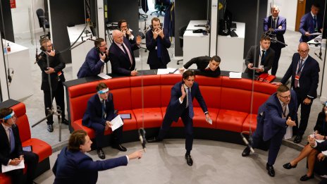 Инвеститорите на борсите в Европа бяха разколебани заради смесените корпоративни сигнали