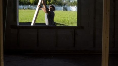 Новозапочнатите жилища в САЩ намаляха повече от очакваното до тримесечно дъно