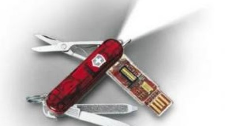 Швейцарското ножче приюти USB памет
