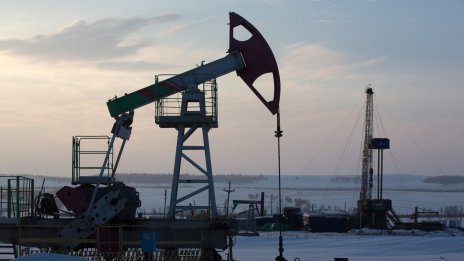 Съкращаването на добива и подкрепата от Китай задържат цената на петрола над 80 долара за барел*