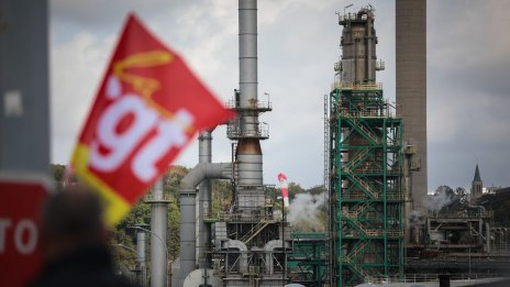 Училищата и железопътният транспорт във Франция са в плен на стачки