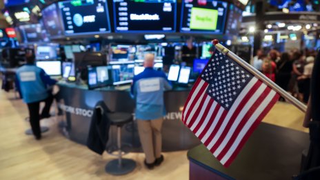 Основните индекси отвъд Океана започват седмицата със спад