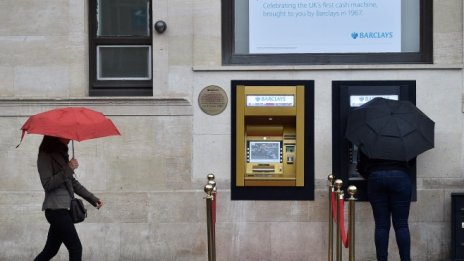 Позлатиха първия банкомат в света за 50-тата годишнина от създаването му