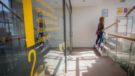 Двама души спечелиха стипендии за обучение в реномирания бизнес университет ВУЗФ