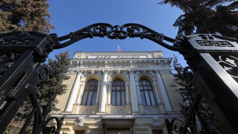 Руската централна банка намира мястото си и на бойното поле в Украйна
