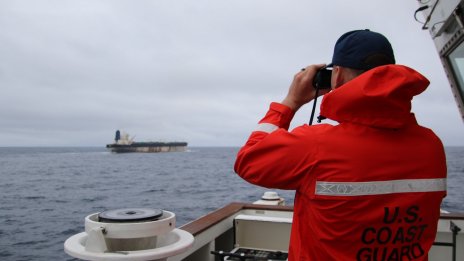 Нарисуваното руско знаме не помогна - САЩ превзеха танкера "Маринера"